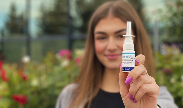 Bioblock nisaprei elustiilipilt, kus lillelisel taustal hoiab modell toodet