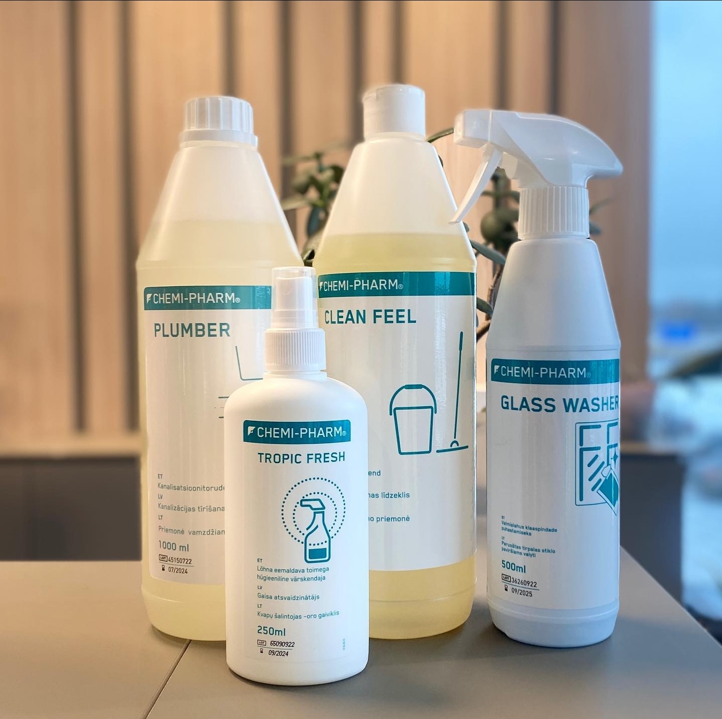 4 pudelit puhastusvahendit Chemi-Pharmi üldpuhastus sarjast valget värvi kontoris