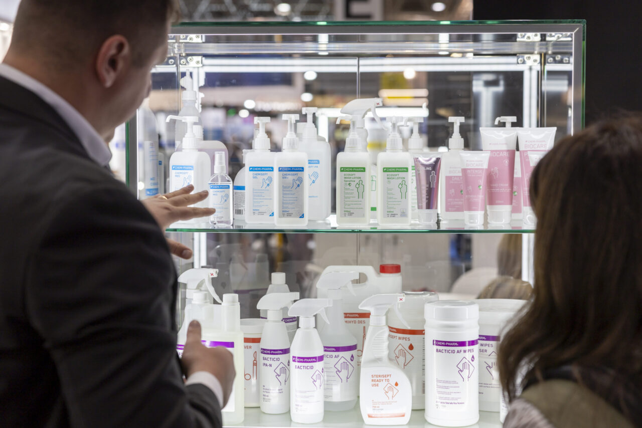 Chemi-Pharm desinfektsiooniavahendid klaasvitriinis